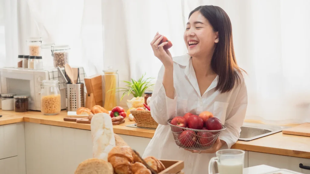 A woman with the best fruits to eat in the morning